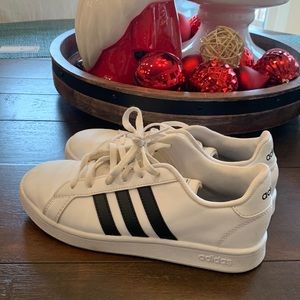 Excellent condition adidas youth size 4 athletic shoes